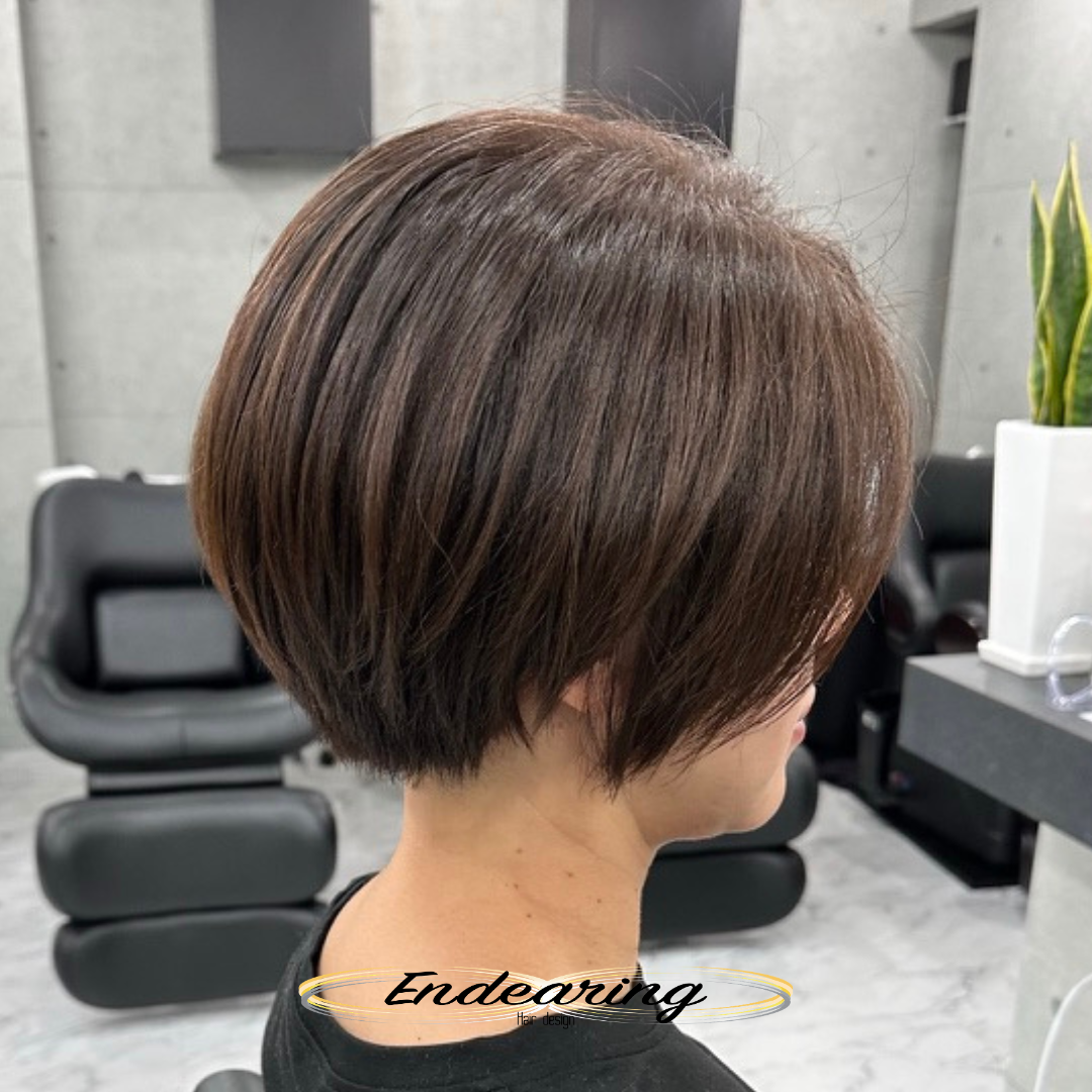 耳周りが軽く透ける前下がりボブ｜グレージュで好感度を高める艶ストレート
