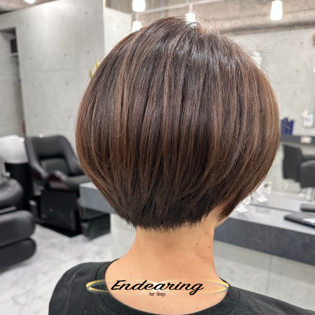 耳周りが軽く透ける前下がりボブ｜グレージュで好感度を高める艶ストレート