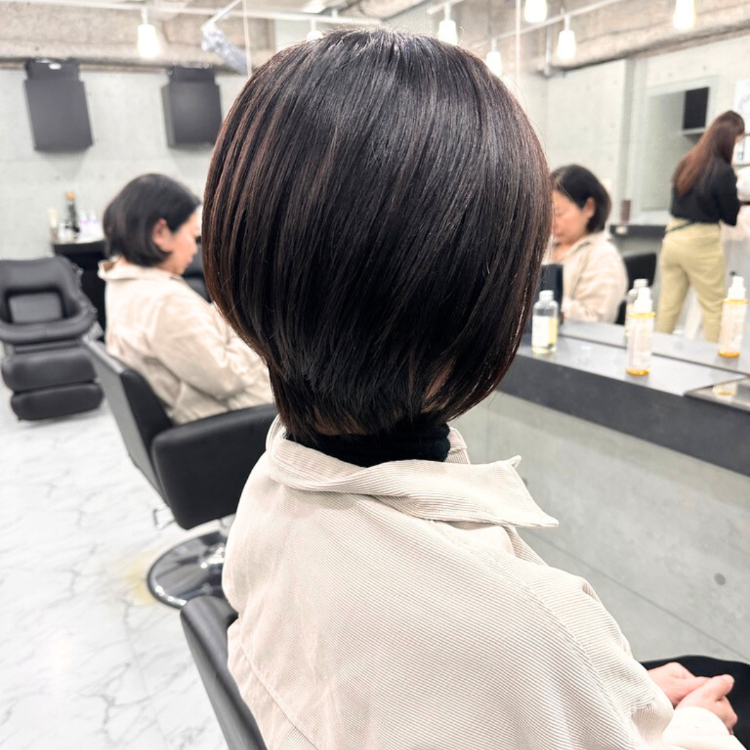 襟足くびれショートで後頭部に丸みを｜前下がり×暗めカラーが大人女性に選ばれる理由