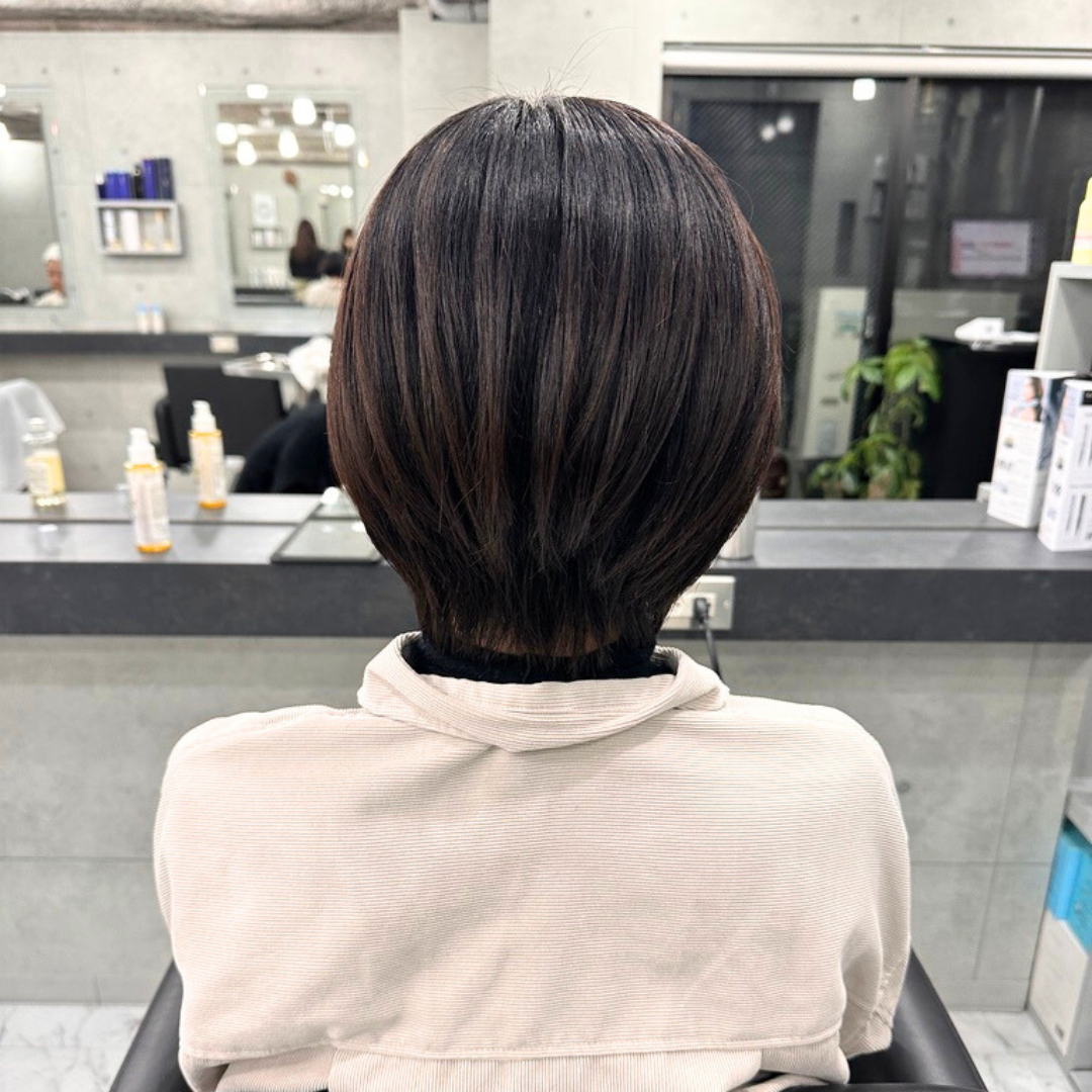 襟足くびれショートで後頭部に丸みを｜前下がり×暗めカラーが大人女性に選ばれる理由