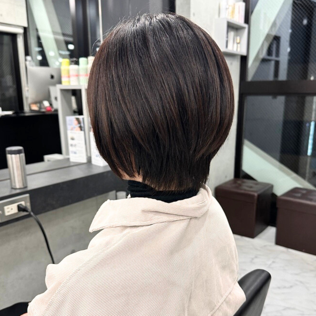 襟足くびれショートで後頭部に丸みを｜前下がり×暗めカラーが大人女性に選ばれる理由