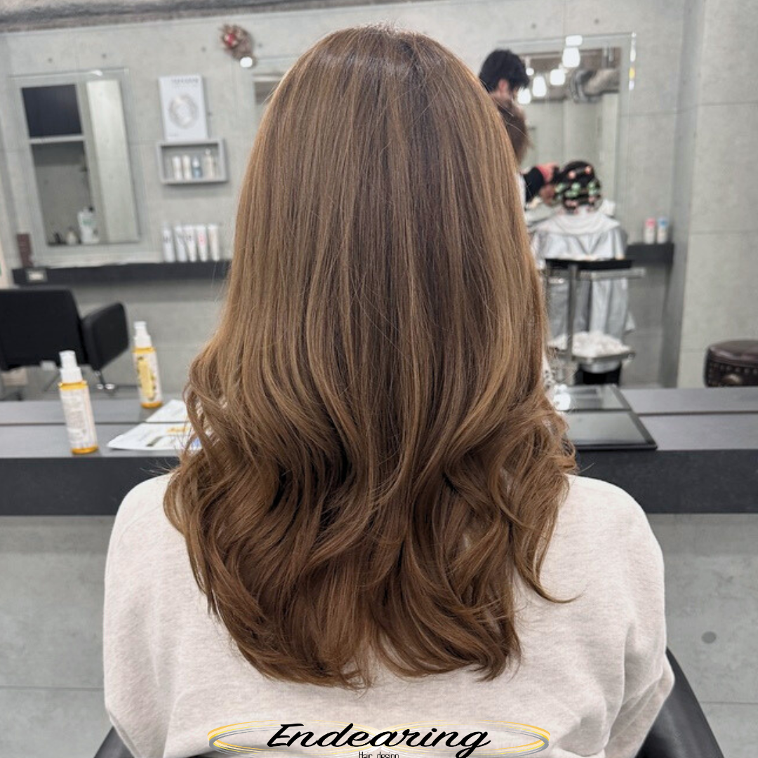 セミロングレイヤーで巻き髪にツヤとまとまりを｜明るめグレージュ×長め前髪の大人ヘア