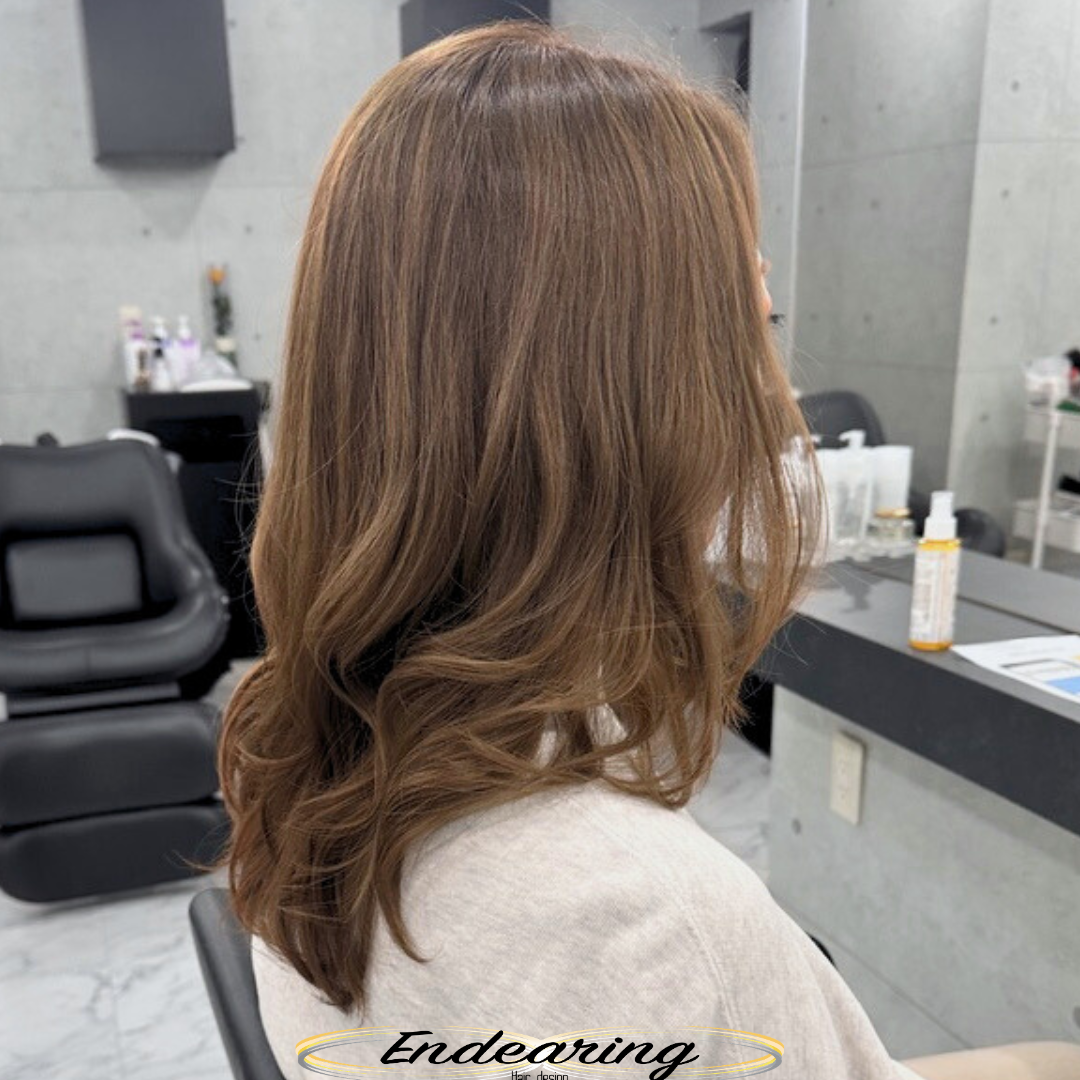 セミロングレイヤーで巻き髪にツヤとまとまりを｜明るめグレージュ×長め前髪の大人ヘア