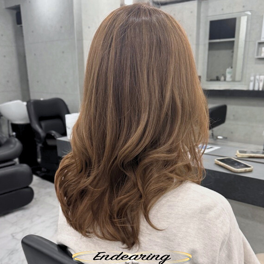 セミロングレイヤーで巻き髪にツヤとまとまりを｜明るめグレージュ×長め前髪の大人ヘア