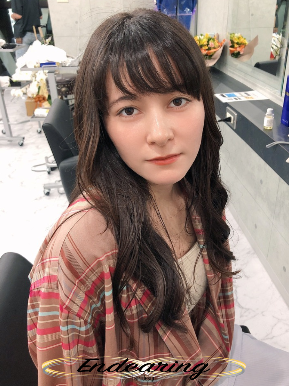 透明感グレージュのレイヤーロング｜顔まわりレイヤーで叶える大人かわいい巻き髪スタイル