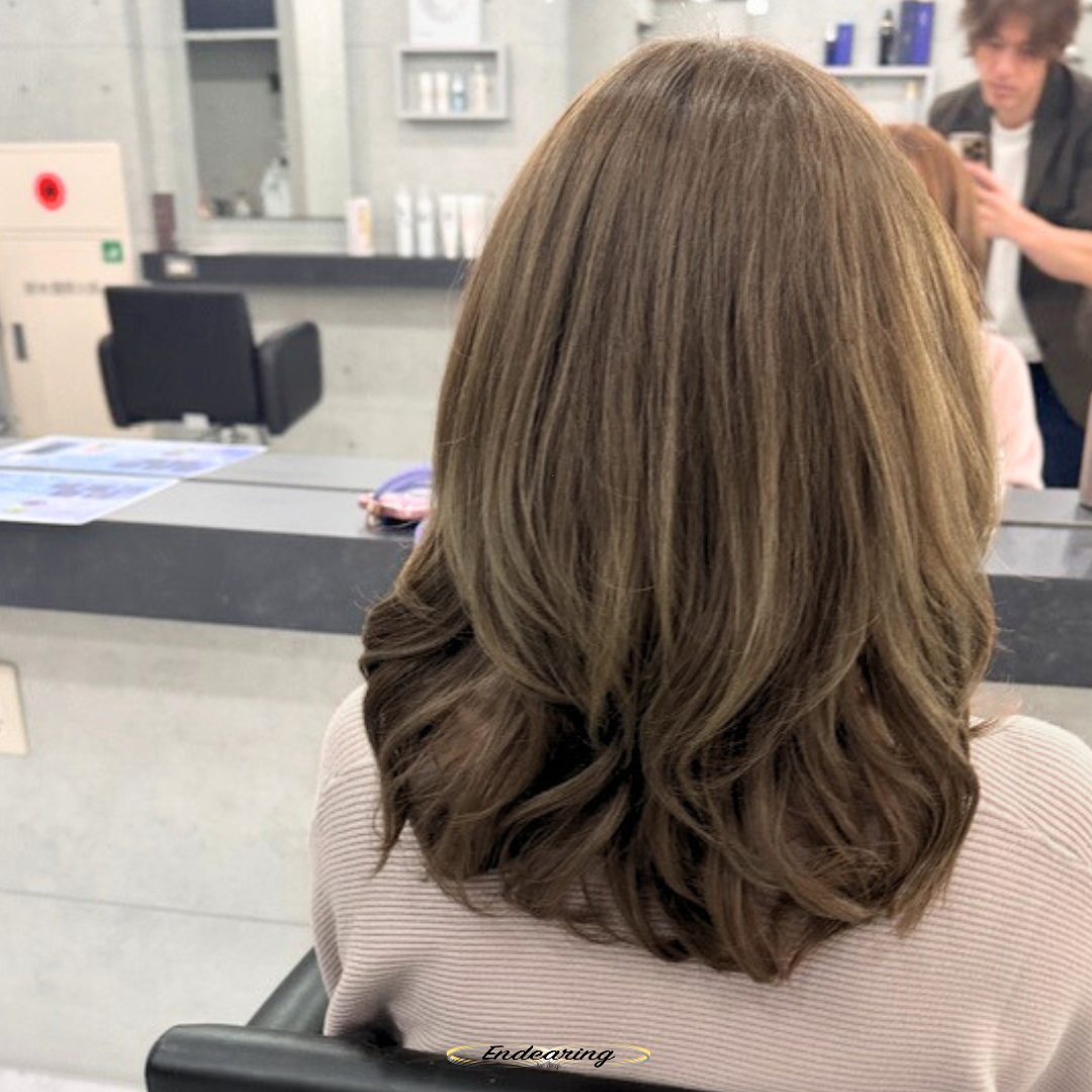 透明感オリーブベージュとは？セミロングレイヤーで叶える軽やか大人ヘア