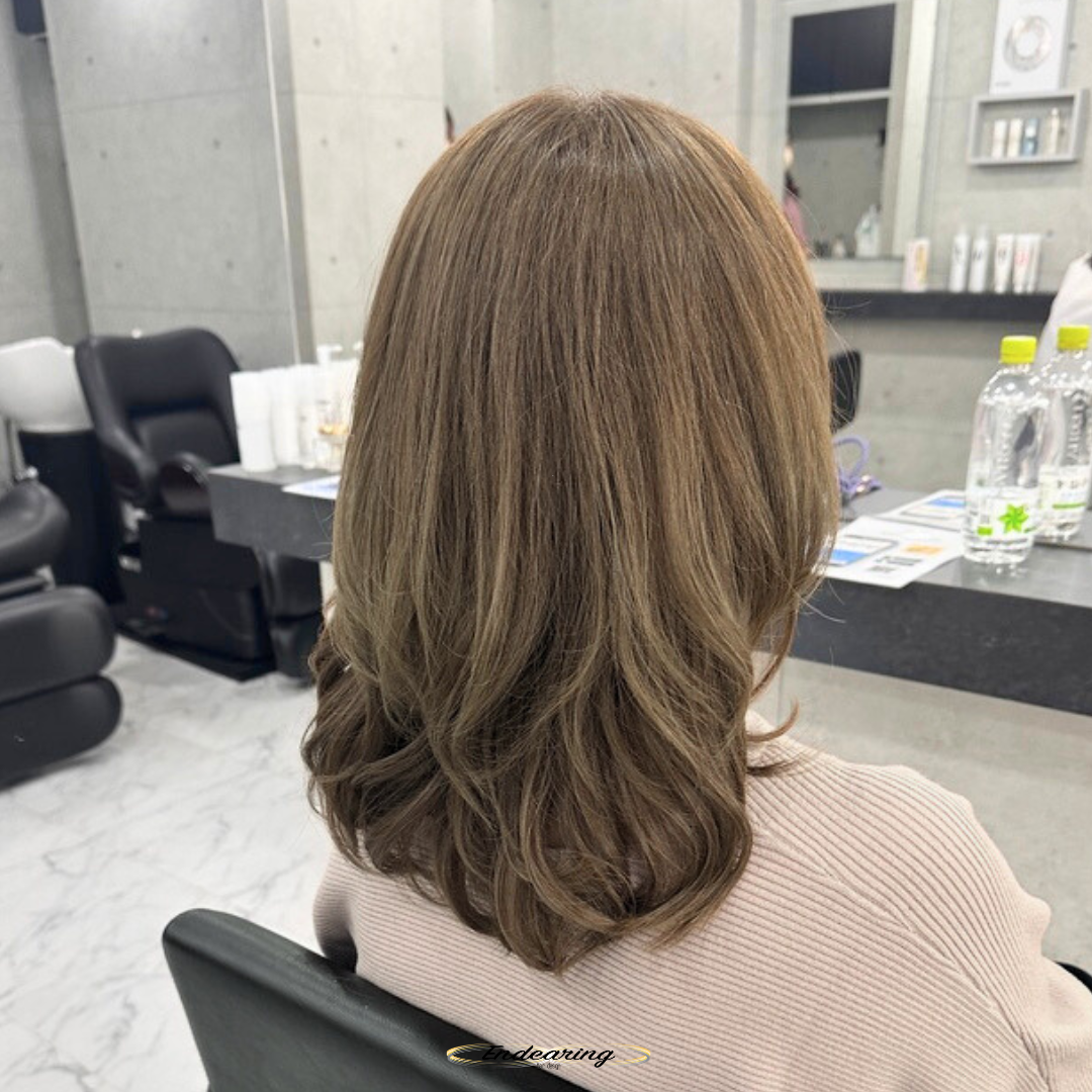 透明感オリーブベージュとは？セミロングレイヤーで叶える軽やか大人ヘア