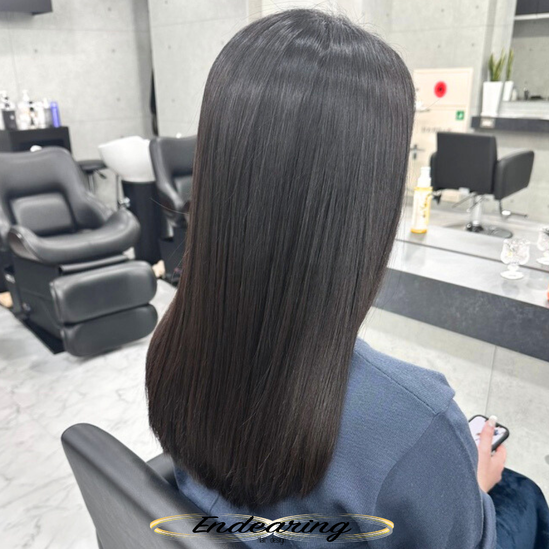 毛量が多くても軽く見える｜透明感ダークグレーのヘアカラー×重めセミロングの最適解