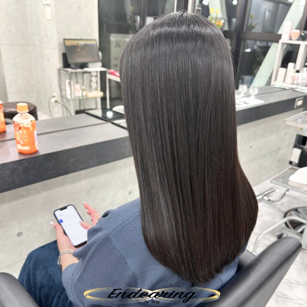 毛量が多くても軽く見える｜透明感ダークグレーのヘアカラー×重めセミロングの最適解