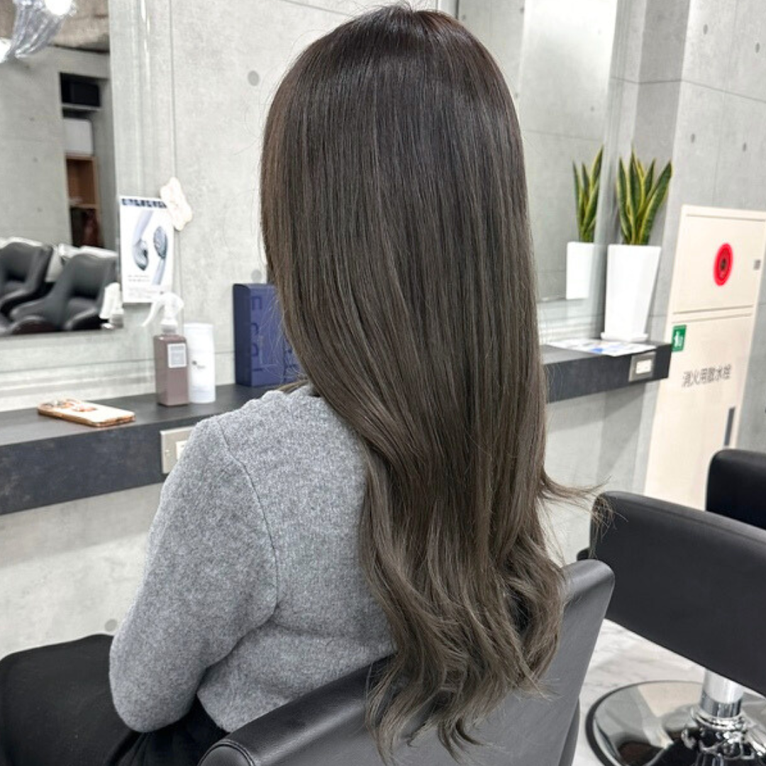 重めロングでも軽く見える｜透明感オリーブベージュ×ローレイヤーロングの魅力