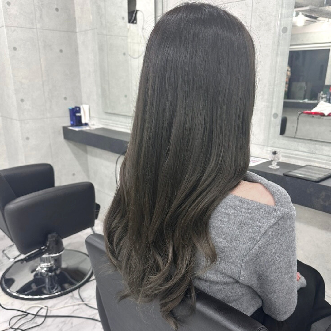 重めロングでも軽く見える｜透明感オリーブベージュ×ローレイヤーロングの魅力