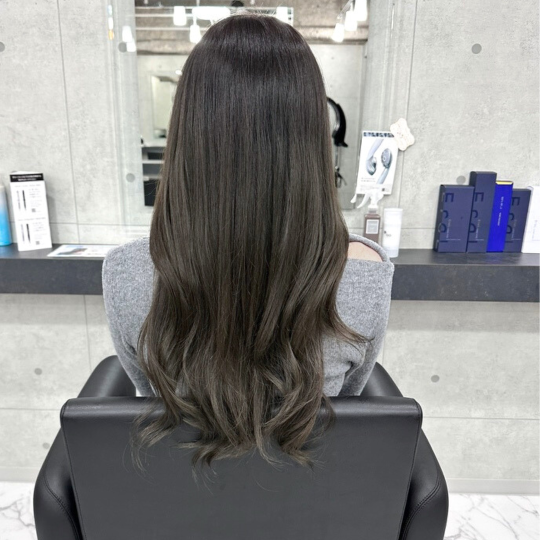 重めロングでも軽く見える｜透明感オリーブベージュ×ローレイヤーロングの魅力