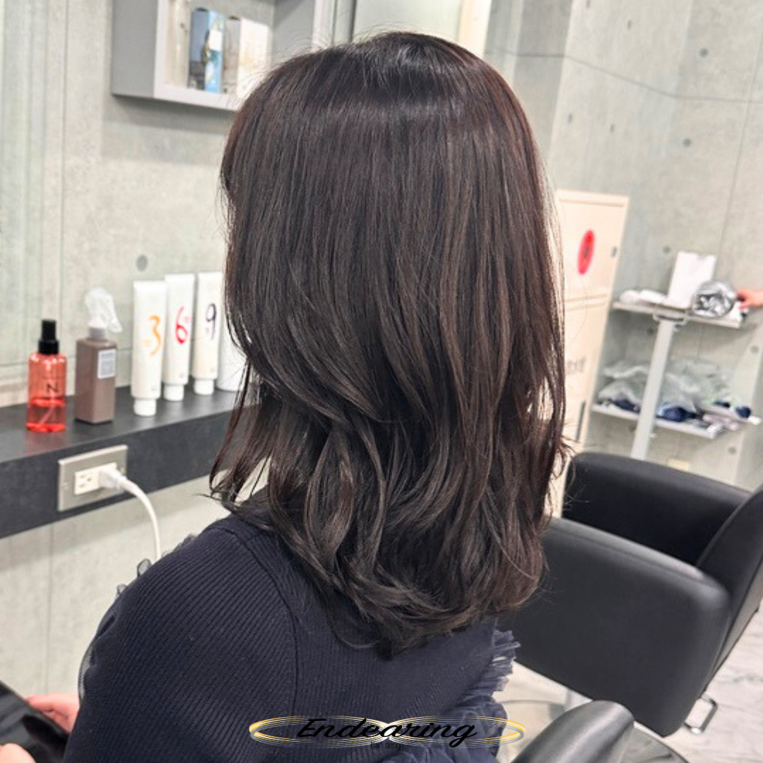 セミロング×ダークグレージュにシルバーを忍ばせた艶透明感が最適解