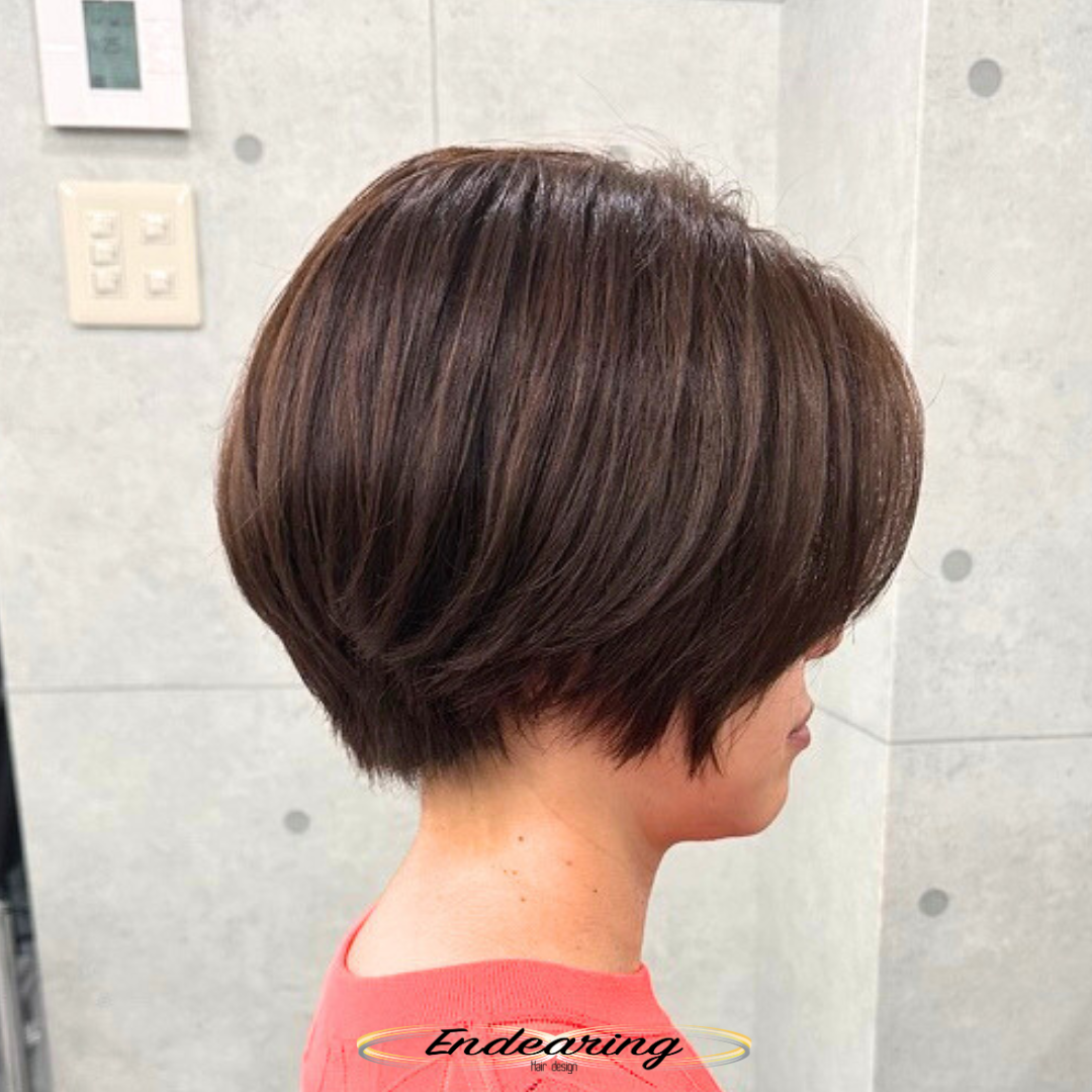 小顔効果が抜群な襟足すっきり前下がりレイヤーボブ｜後頭部に丸みが出る大人のショートボブ