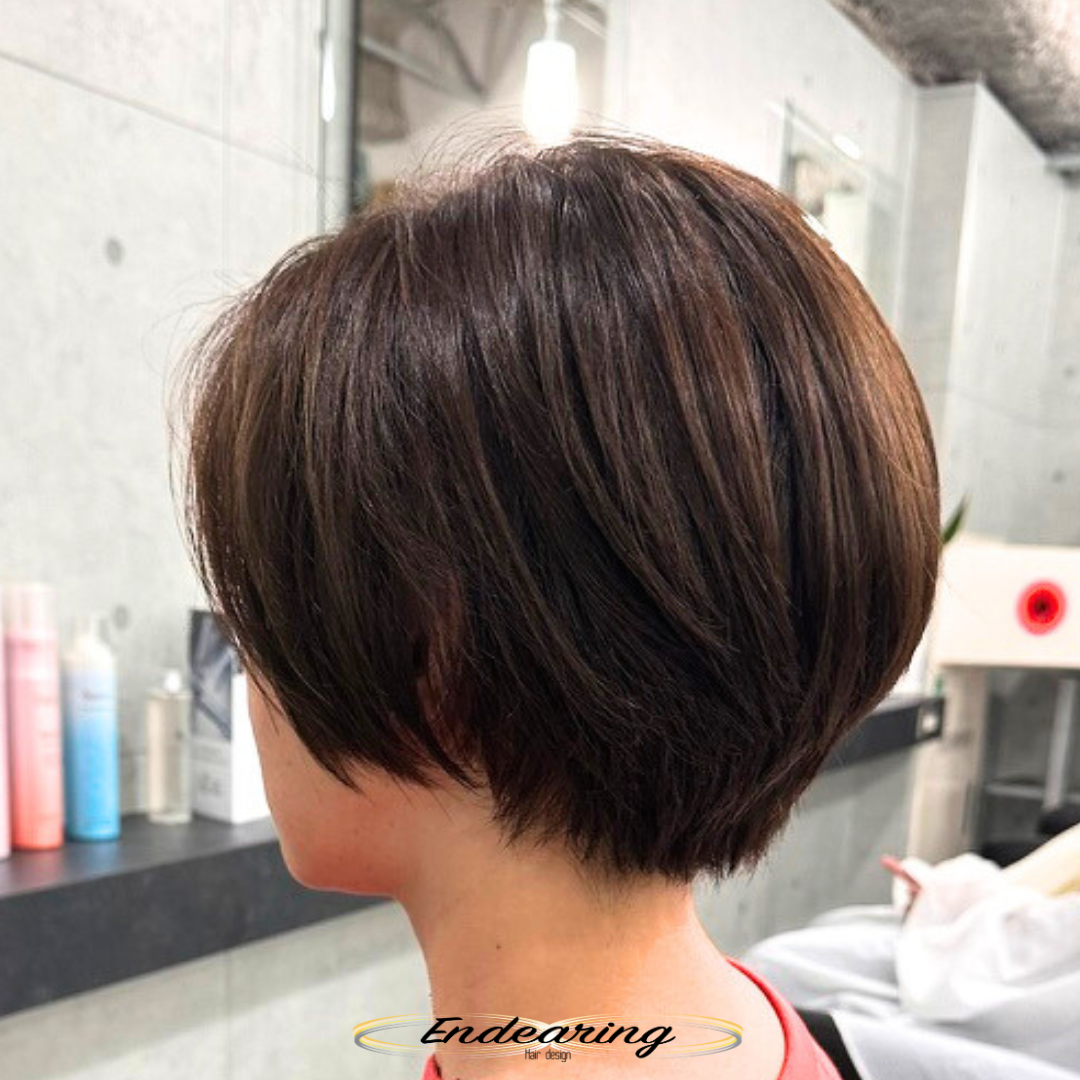 小顔効果が抜群な襟足すっきり前下がりレイヤーボブ｜後頭部に丸みが出る大人のショートボブ
