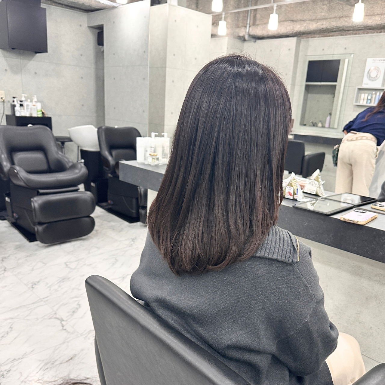 白髪染めでも暗くならない｜セミロング×レイヤー×ラベンダーグレージュで叶える大人女性の透明感カラー最適解