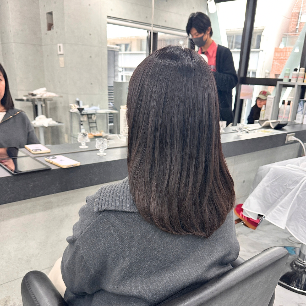 白髪染めでも暗くならない｜セミロング×レイヤー×ラベンダーグレージュで叶える大人女性の透明感カラー最適解