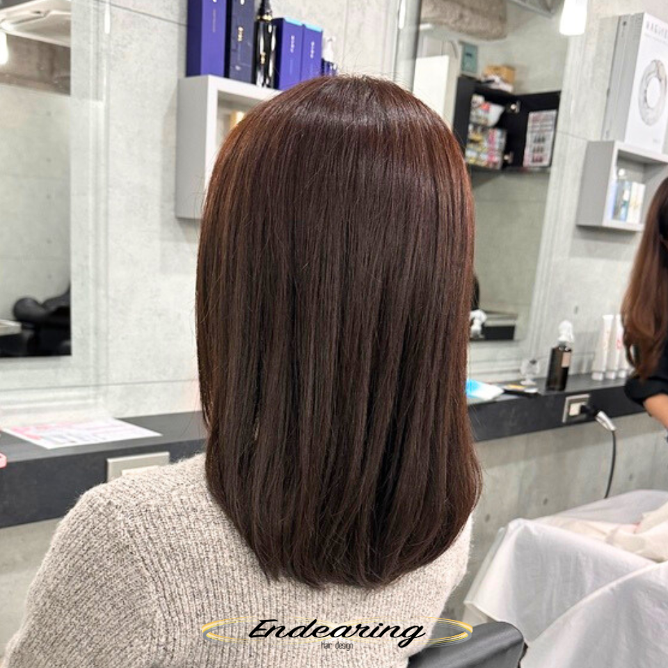 透明感ラベンダーヘアカラーの魅力｜毛量が多いセミロングレイヤーでも艶と柔らかさを叶える