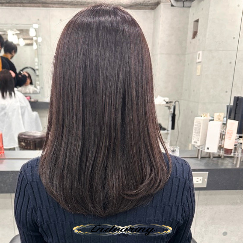 透明感ラベンダーベージュで艶と柔らかさを叶える｜セミロング×ローレイヤー内巻きスタイルの魅力