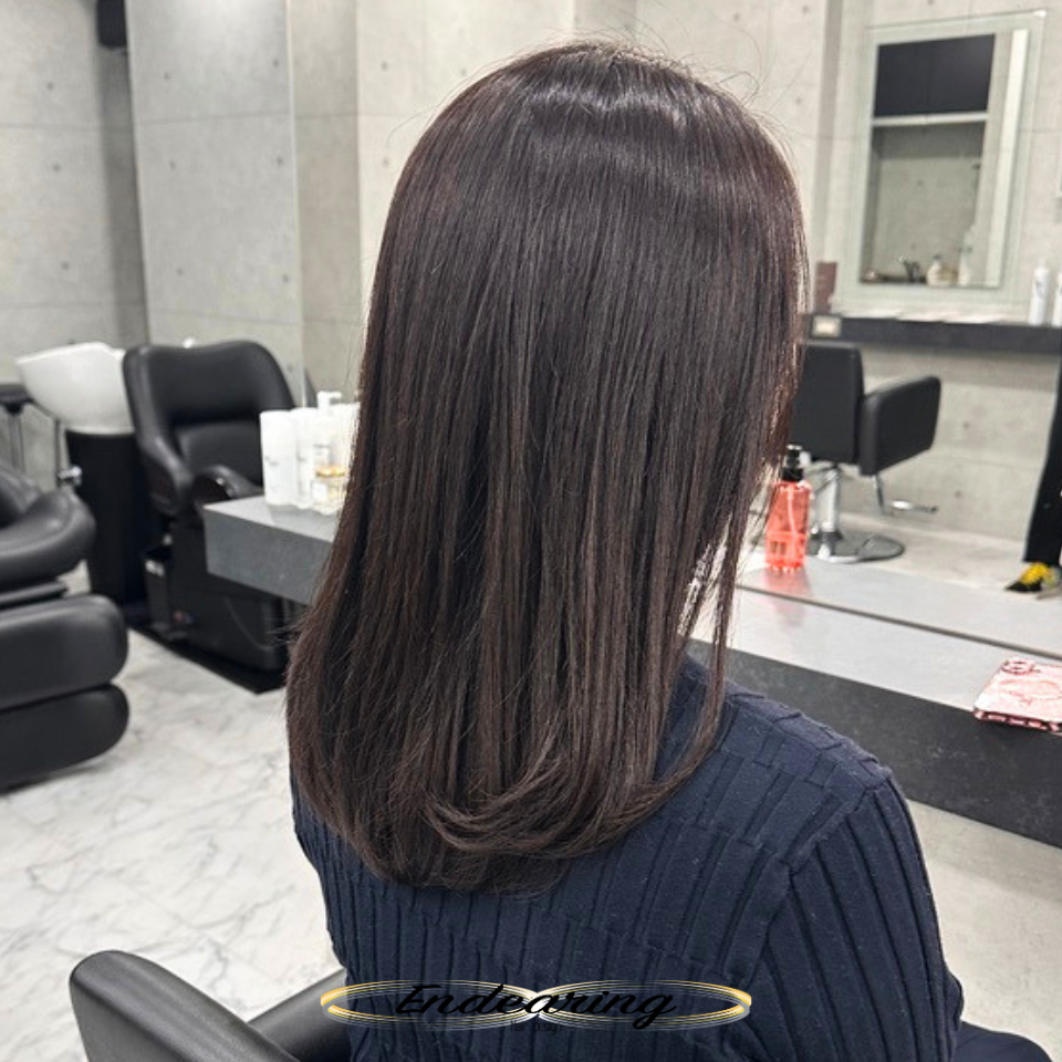 透明感ラベンダーベージュで艶と柔らかさを叶える｜セミロング×ローレイヤー内巻きスタイルの魅力
