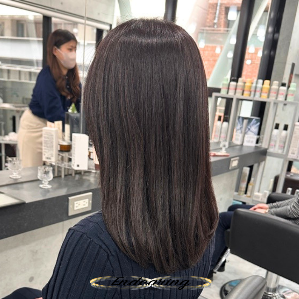 透明感ラベンダーベージュで艶と柔らかさを叶える｜セミロング×ローレイヤー内巻きスタイルの魅力
