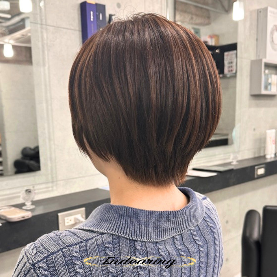 くびれのある軽めマッシュショート×透明感グレージュが大人女性に最適な理由