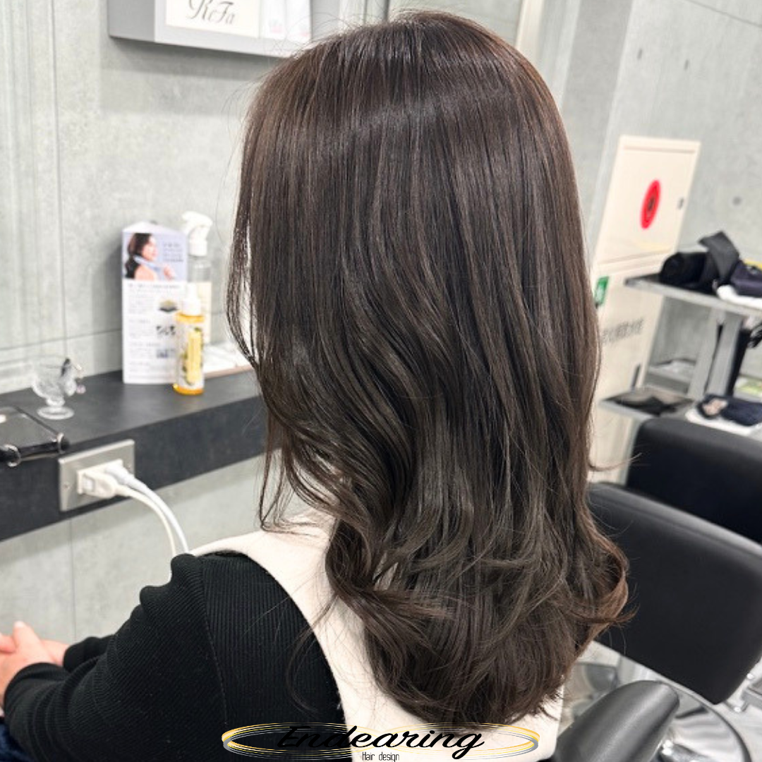 ダークグレーで叶える暗髪透明感｜レイヤー入りセミロングが大人髪に最適な理由