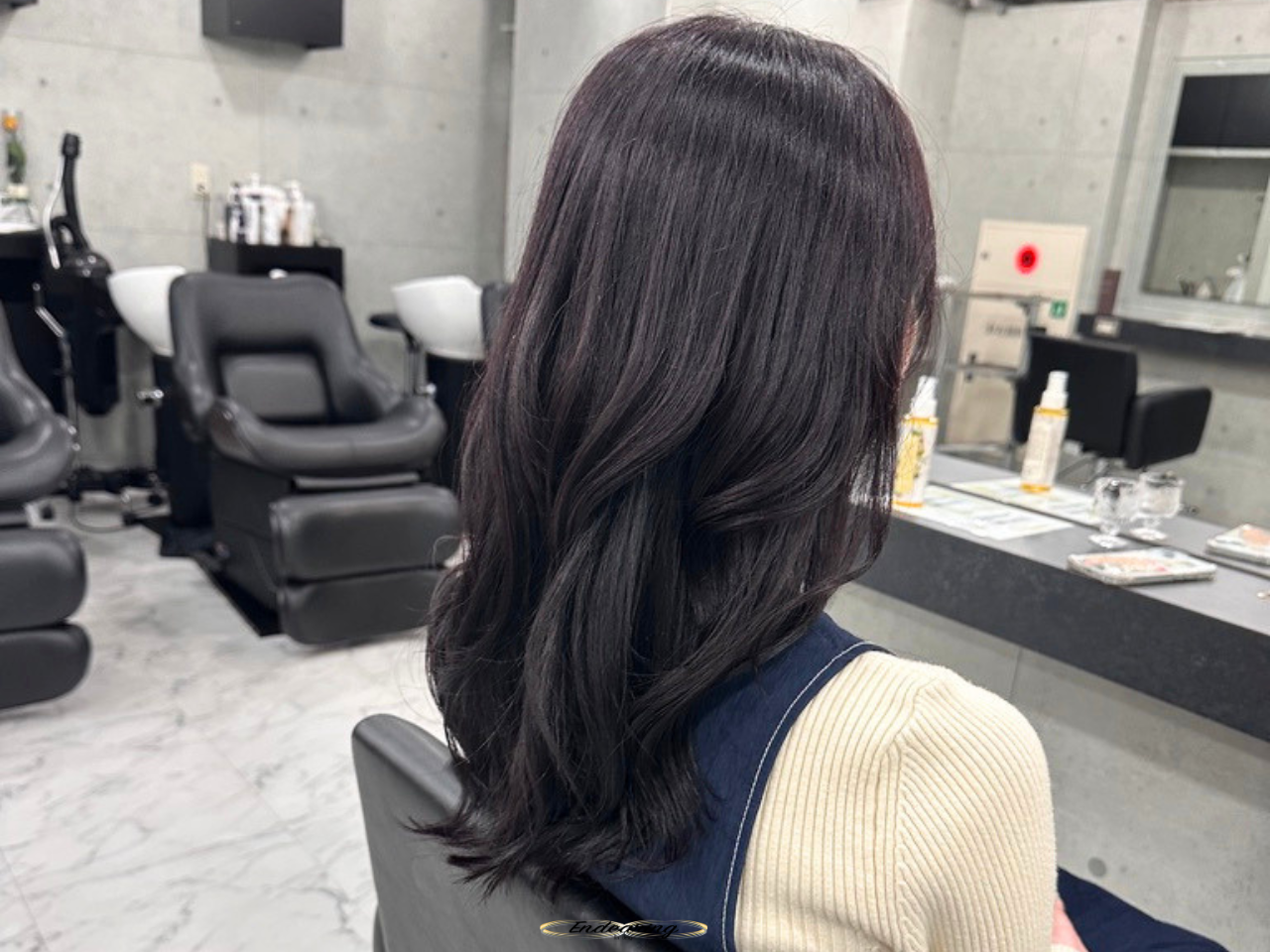暗いのに、重くない透明感ヘアカラー｜ディープパープルの透明感暗髪×セミロングレイヤースタイル