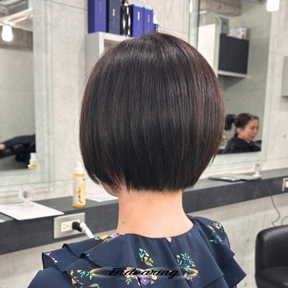 前下がりボブで重くなりすぎない、今っぽい大人ショート
