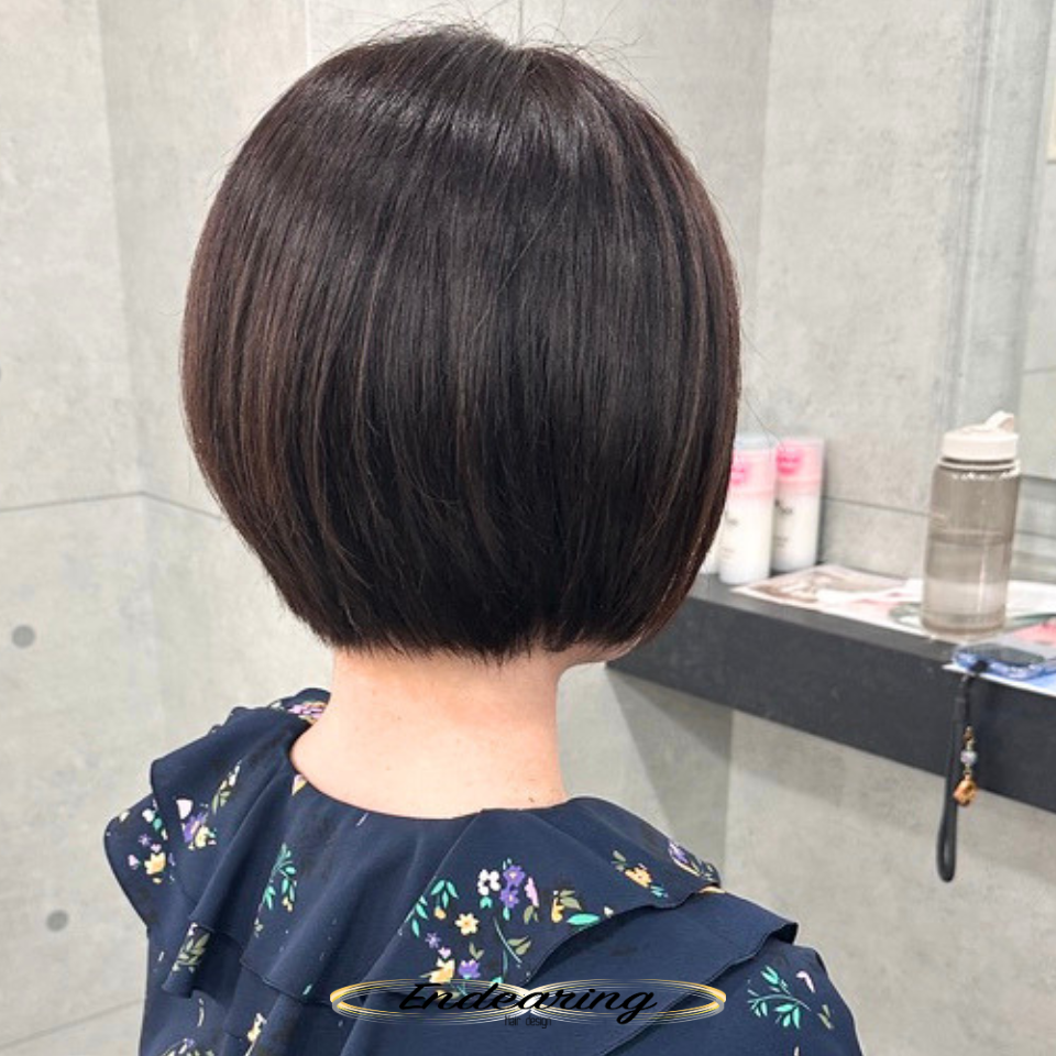 前下がりボブで重くなりすぎない、今っぽい大人ショート