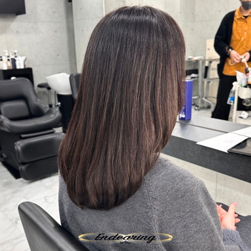 透明感ラベンダーグレージュ × セミロングレイヤーが大人女性に選ばれる理由