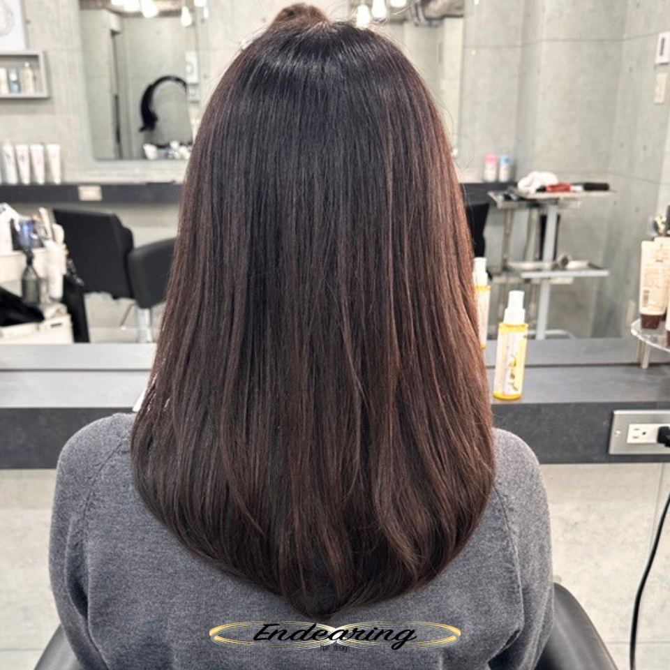 透明感ラベンダーグレージュ × セミロングレイヤーが大人女性に選ばれる理由