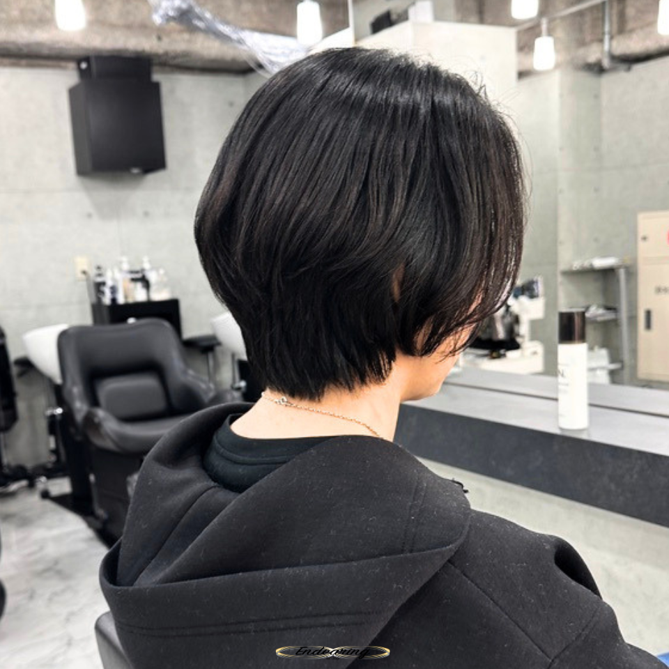 黒髪ショートボブでも重く見えない｜マニキュアで白髪を自然にぼかす前下がりスタイル
