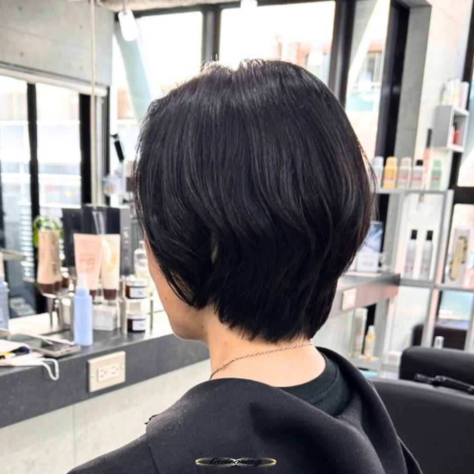 黒髪ショートボブでも重く見えない｜マニキュアで白髪を自然にぼかす前下がりスタイル