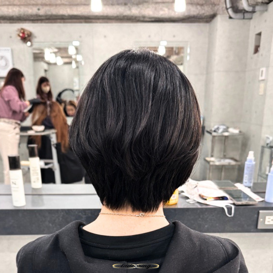 黒髪ショートボブでも重く見えない｜マニキュアで白髪を自然にぼかす前下がりスタイル
