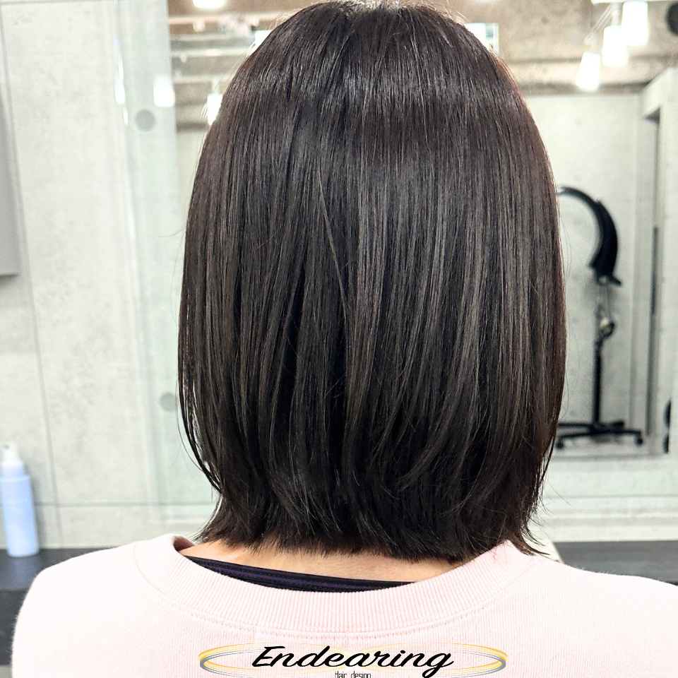 外ハネで軽く見せるミディアムレングスのレイヤーボブ｜再現性の高い理由