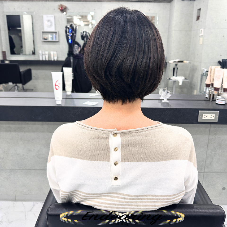 前下がりショートボブ｜表面レイヤーで軽さを出す大人向けスタイル解説