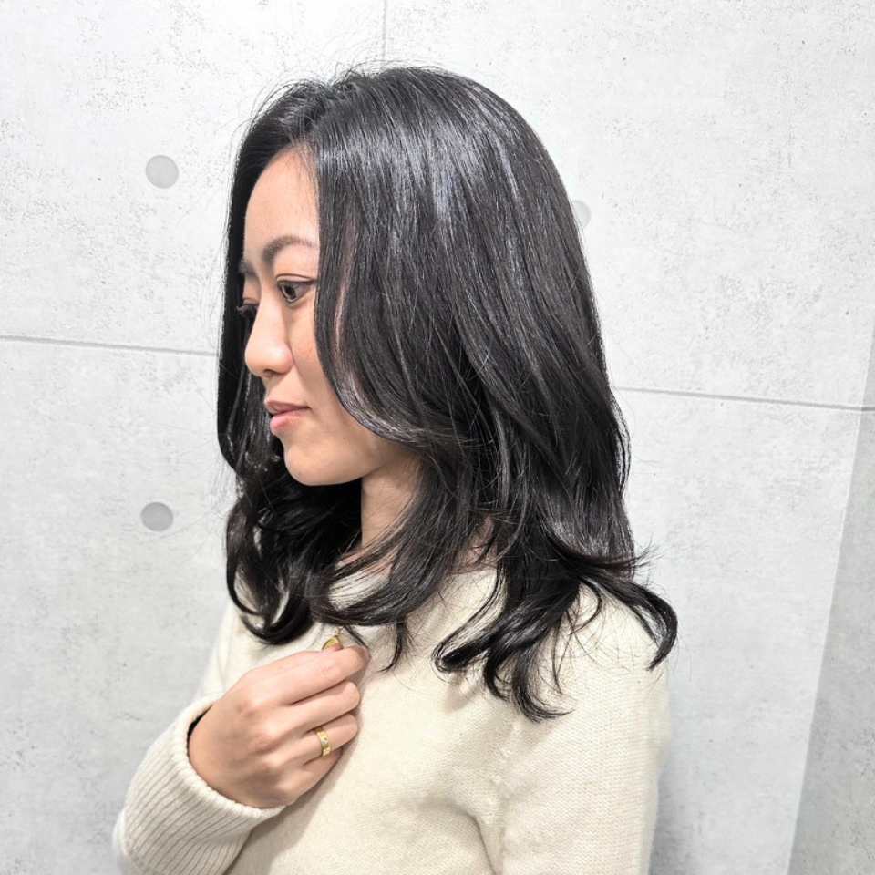 膨らまず艶っとまとまる、毛先デジタルパーマの秘密｜銀座 美容室